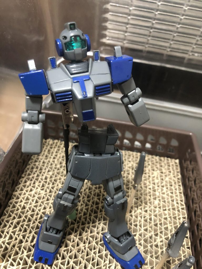 上半身と下半身の塗装後ドッキング直前!初新水性ホビーカラーで塗装してからなので、非常にドキドキしました。干渉する部分もやはり塗膜が強くなっている為、意外に無事でした。塗装は新水性ホビーカラーをエアブラシで。頭部や全体の灰色はH-95スモークグレーを吹き付けた後、H-53ニュートラルグレーを吹き付けて暗めの灰色に。青の部分はH-5ブルー(紺)で、節々にある黒い部分はH-18黒鉄色を使用。墨入れは、油絵具でクサカベのアンバーシェンナをホルベルンのオドレスペトロールで薄めて。仕上げはプレミアムトップコートで!