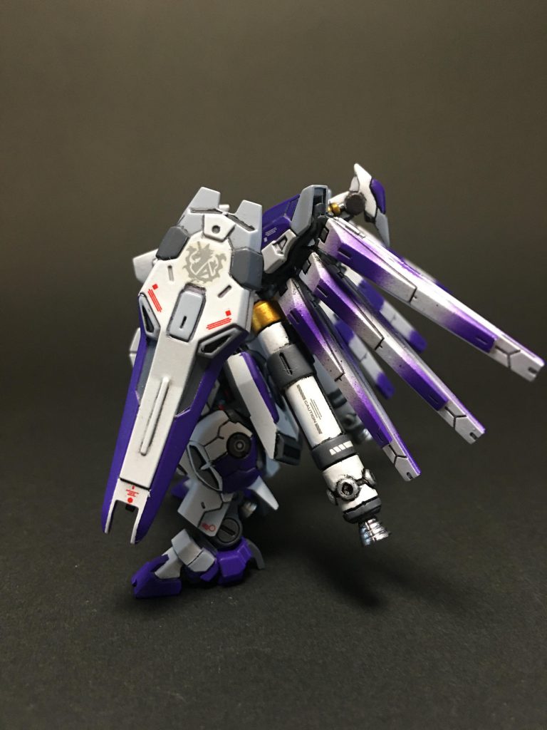 絶妙なタイミングで発売されたガンダムデカールに助けられてジャストサイズのエンブレムデカールを貼り付けていいアクセントに。デカール、いい仕事してます！