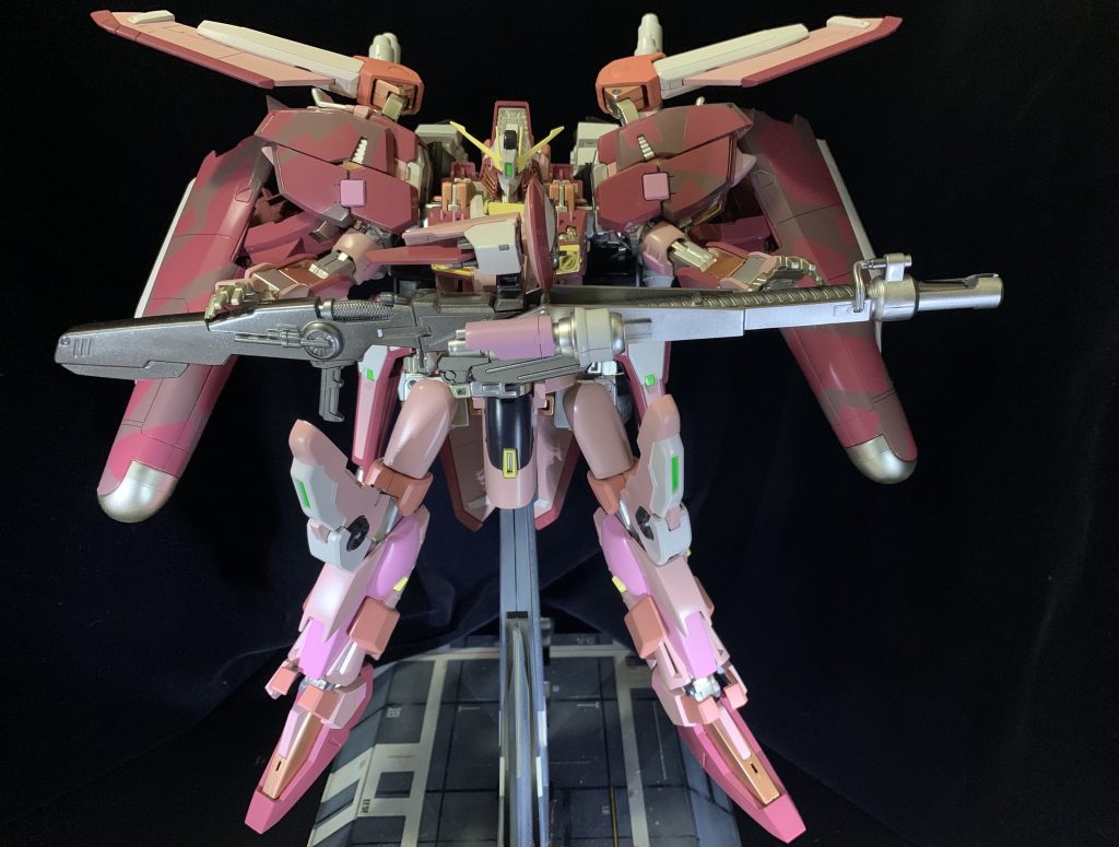 今回の塗装は内部フレームにガイアノーツのスタブラシルバー・シャンパンゴールド・部長カッパーの3色を使用。武器などにはスタブラアイアンを使っています。