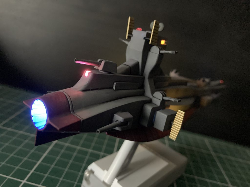 白色LEDなので、バーニアはクリアブルーに塗りました