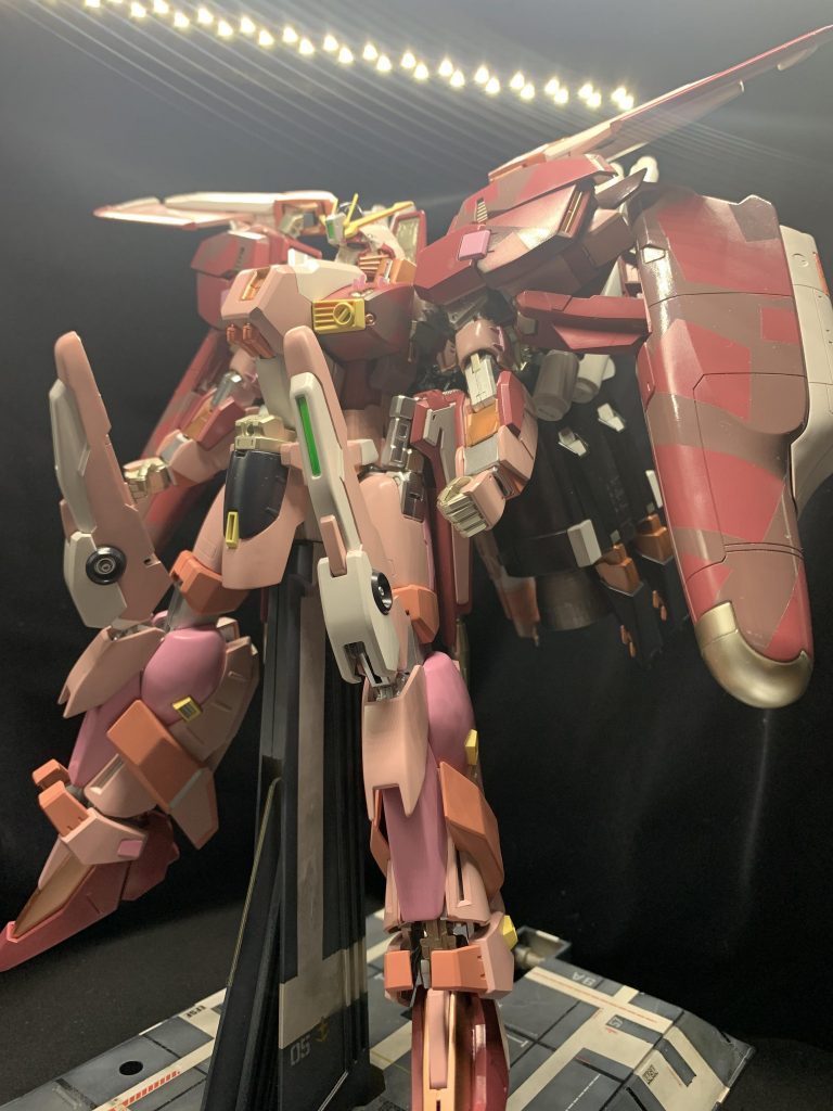 胸部と肩・あと横のデカいヤツ(笑)にスプリッター迷彩を施しています。とにかくデカいので製作期間が約1.5ヶ月かかりました。とにかく作りがいのあるキットですね。楽しんで製作出来ました。