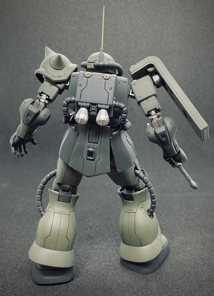 ・後頭部右側にプラパイプで基部を作りアンテナを追加。先端はピンクで塗装してそれっぽく。・バックパック上部のスラスターはハトメ、メインスラスターはメタルパーツに換装。スジ掘り。・リアスカート中央にフックを追加。スジ掘り。プラ板で穴埋め・脚部ふくらはぎ部分のスラスターとへこみはパテ埋めしてツルッとさせました。あとはスジ掘りとメタルボールでモールド追加。