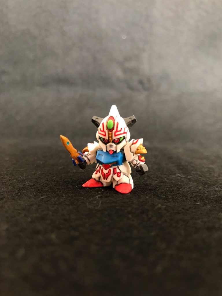 主人公のネオガンダムです。キットは白一色2パーツ貼り合わせで無可動なのですが、せっかく主人公なので、首と肩をボールジョイント化して可動できるようにしています。