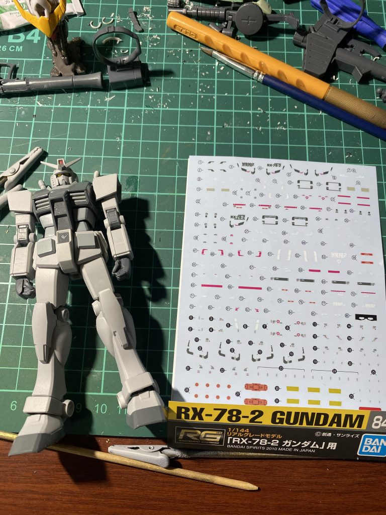 デカールはRG用とその辺から適当に。