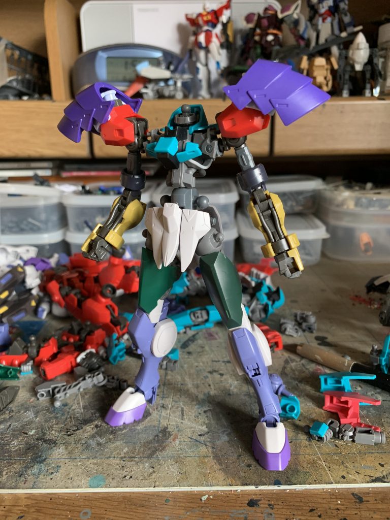 制作開始時。ジャンクパーツをあーでもないこーでもないと入れ替えしながら、大まかな形を出していきます。