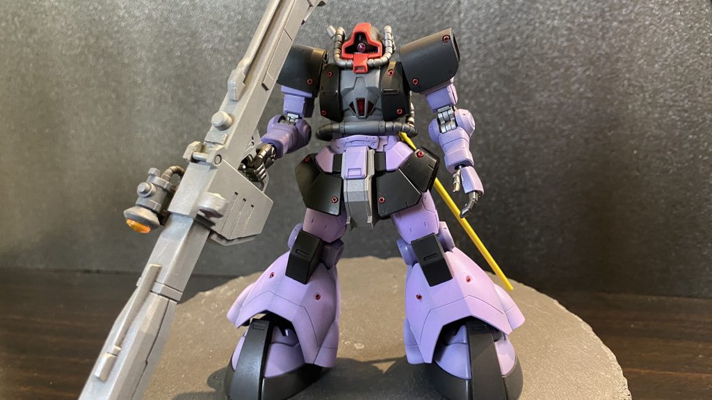 ある程度の合わせ目消し、モノアイメタルパーツ化、赤いポイントはビーズ埋め込みで仕上げました。