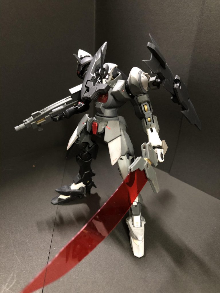 ジンクス・アインヴァルムジンクスの1号機、隊長機です。基本装備はビームサーベルの強化版、GNザンバーとジンクス用ライフル、肩にGNドライヴとフレキシブルシールドです。パイロットの好みに合わせて一部形が違ったり、ライフルのバレルが短く近距離戦対応のカスタマイズがされています。