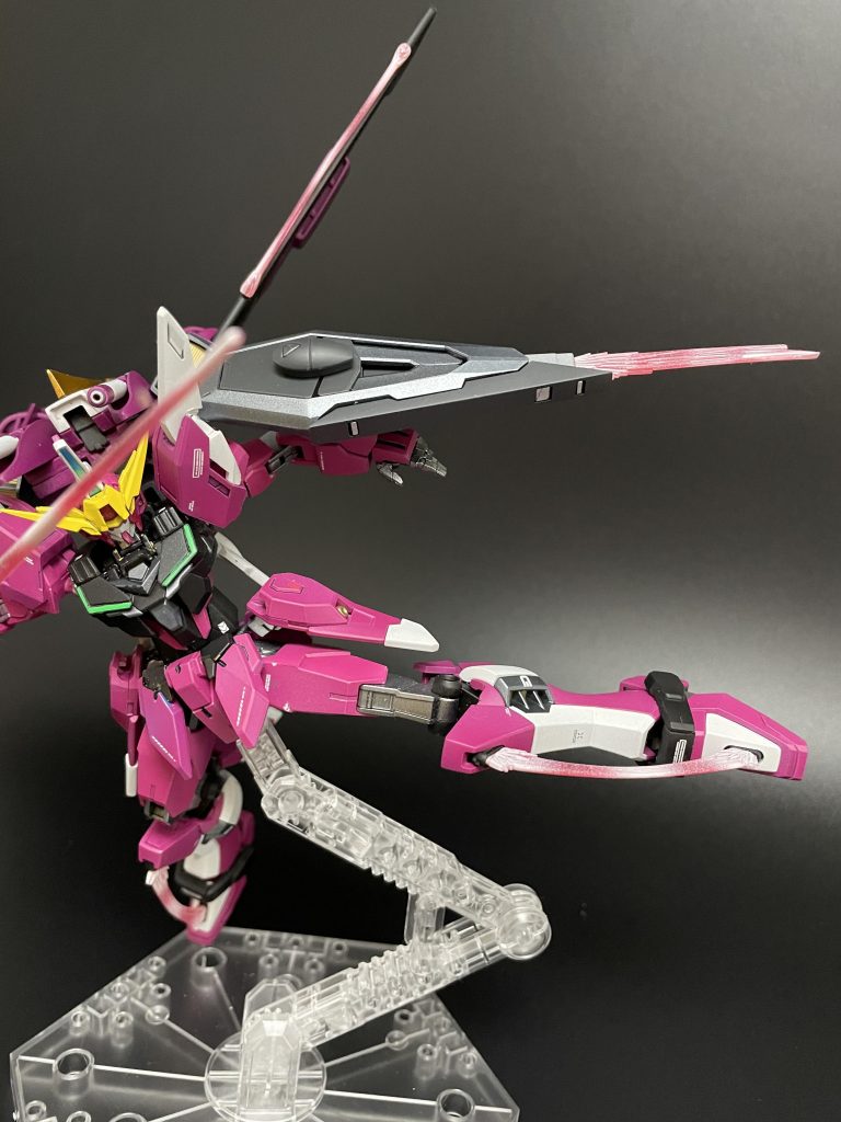 馬鹿野郎蹴り。コアガンは元々開脚幅が広いのですが、腰アーマーを装着するとそれが制限されるのでカット。その箇所に改めて基部ごと∞ジャスティスのサイドアーマーを取り付けることで可動を殺すことなく蹴りポーズを再現出来ました。