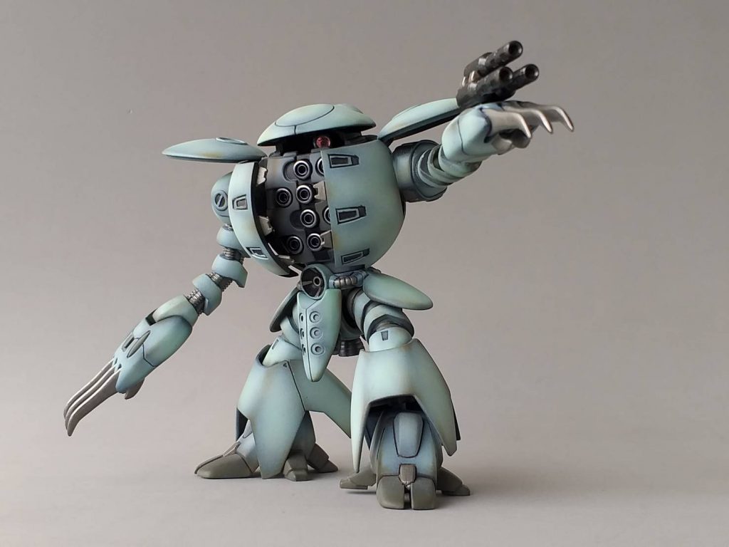 工作ですが、改造箇所は次の3点です。①モノアイの可動化。②肩と上腕部の間にロール軸追加。③股間部バーニアをビルダーズパーツに交換。それ以外はヒケ処理、肉抜き処理、合わせ目消し、スジボリ彫り直し、エッジ落とし…と言った基本工作のみで、スタイリングはまったく変更していません。体育座りさせたい欲求はありましたが…(*^_^*)