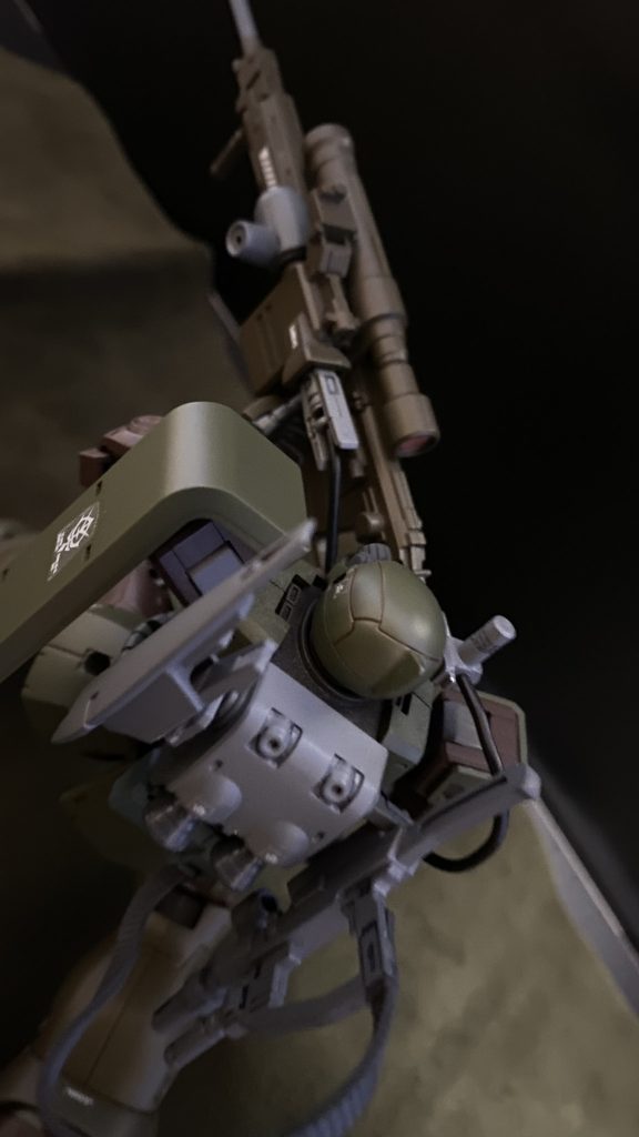 本機の最大の特徴が、「イーグルアイ」と呼ばれるシステム。前線の2機の僚機から送られる地形データにより、スコープを覗いた状態のまま周辺の戦場を把握することができる。しかし、2機の僚機がある程度前線に進出し、戦場となる周辺のデータがあって初めて使用可能となる為、戦闘開始すぐに使用できるわけではない。防衛戦、待ち伏せなどに適したシステムと言えるだろう。