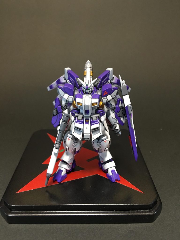 市販のディスプレイケースを用意して台座にアムロのパーソナルマークを描きました。本当はデカールを貼ろうと思ったんですが、サイズのが合わず塗装しました。