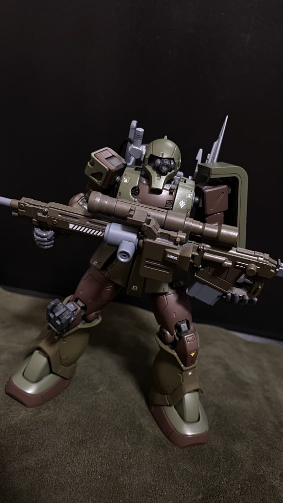 MS用対艦ライフル改 ASR-78C対艦用のライフルをMS用にカスタムしたもの。強装弾化したザクマシンガンの弾を装填している。セミオートライフルではあるが、伍長はシングルアクションで運用している。このライフルに搭載したスコープユニット群には、頭部に装着されるセンサーと接続することで機能する特殊な機能が備わっている。