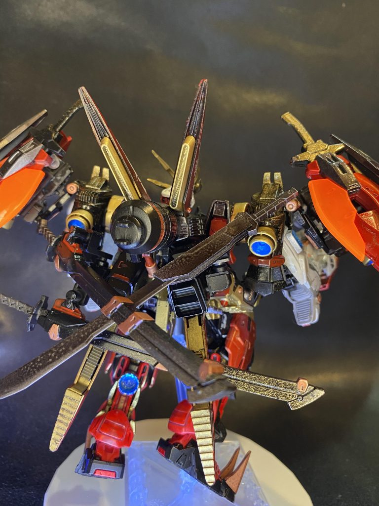 武装数は両肩上部の戦国アストレイそのままの物が2本、両肩外側に炎ウィングの翼刀が2本、背面に日本刀2本と対艦刀1本、見えにくいですが臀部に巻物の如くビームサーベルの柄が2本、合計9本の刀のみのまたもや近接バカです。そろそろ遠くから撃ちまくりマン創りたい…