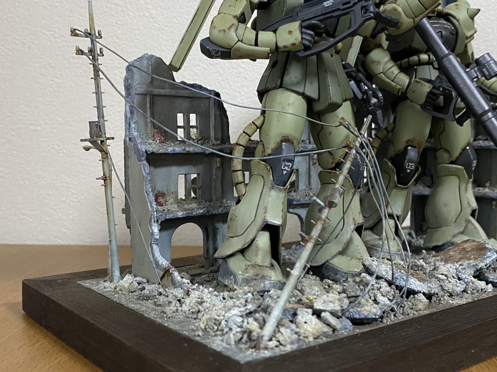 電柱も設置しました。1本を倒して破壊された感じをアピールしてみました。