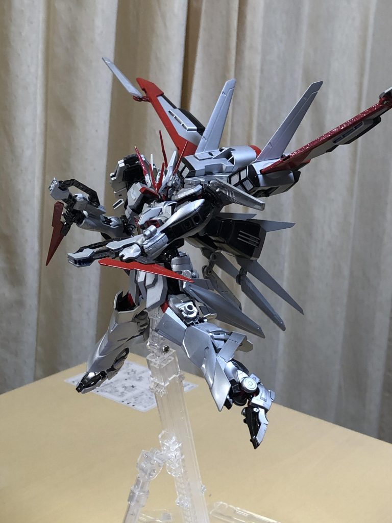 ワイバーンストライカーはインフィニット正義のファトムとエールストライカーを組み合わせて作りました。武装はソードドラグーン✖︎6、ガンソードドラグーン✖︎3、極セイバー(フルセイバーのあれ)です。