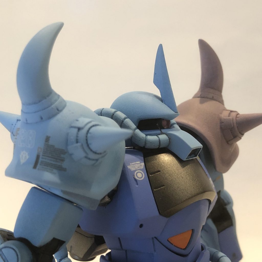 スパイクアーマーは、ビルダーズパーツを使って大型化。曲がったスパイクも猛禽類の爪の様に削ってます。