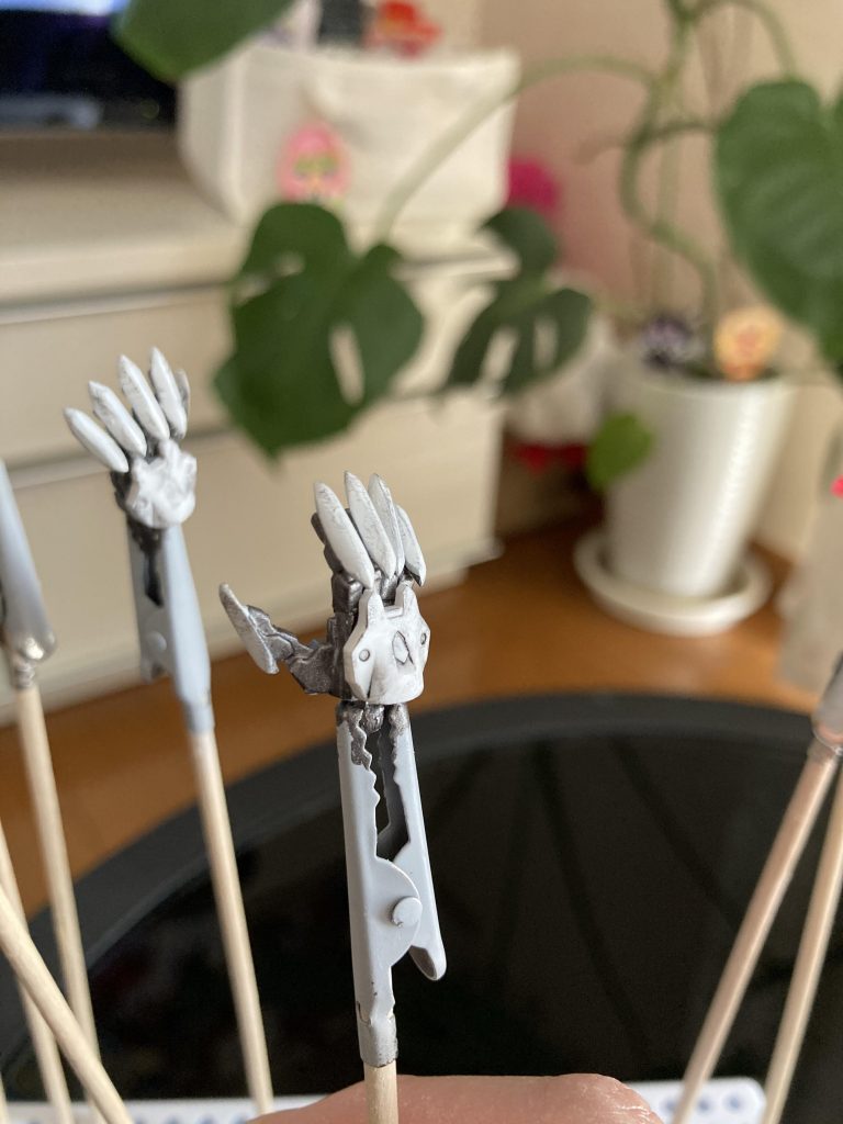 見つからなかったので、ハンドパーツセットとプラ棒で作りました。