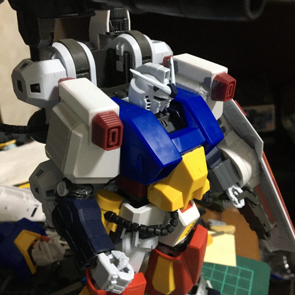 肩の大幅な追加加工。初期デザ版で1番目についた肩装甲の増加はプラ板で箱組みしてHGのフルアーマーガンダムのバーニアをスラスター代わりにつけました。後に前後のパーツが出っ張りすぎた為にwaveの市販パーツに変更し良い感じに纏まりました^ ^