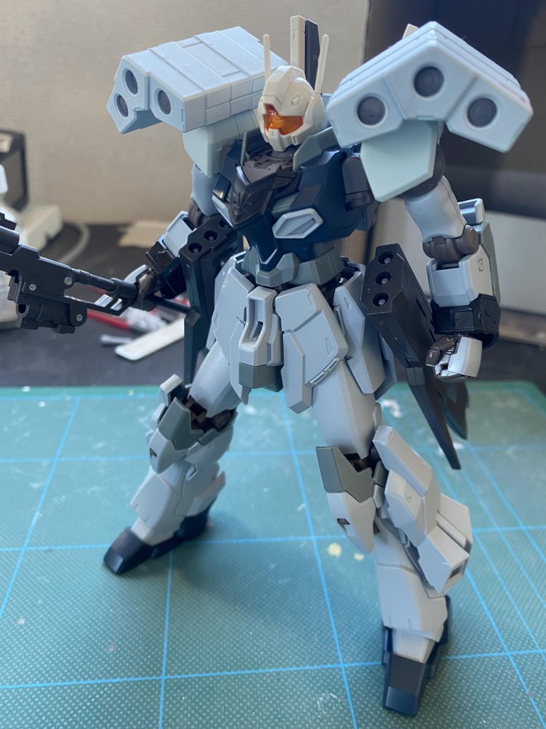 仮組み。肩部、腰部共に大幅な改造に加え、首は4mm程延長。仮組み時点では肩部にミサイルポッドを装備していたが、取り回しに不十分の為除外。