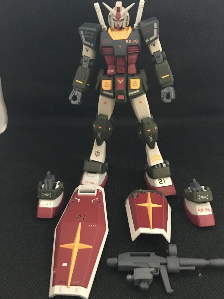 パーツ達の集合図。頭はEGのものを採用。足はHGUC Gファイター付属のものとリバイブ版のもの両方作ってあり、細かな違いが楽しめる仕様となります。