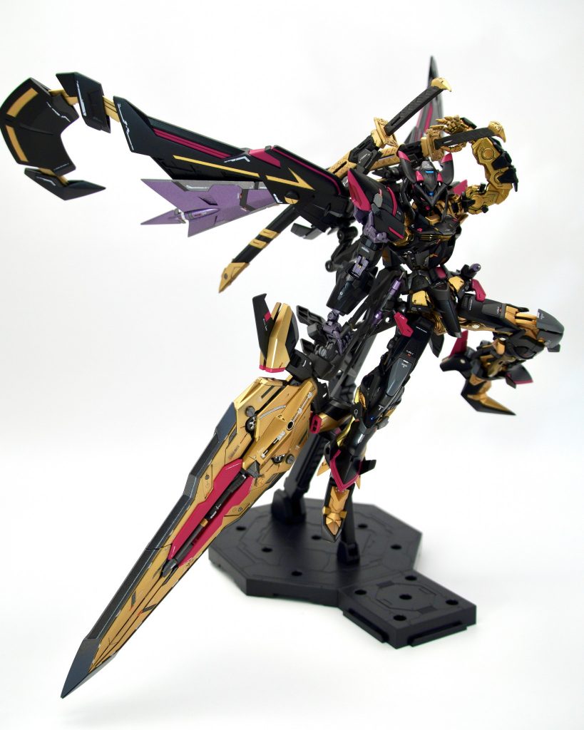 アクションポーズ。背面はMGテスタメントやフリーダムのウイング基部を使用してフレキシブルに稼働。展開重量にも耐えられるように考慮しました。