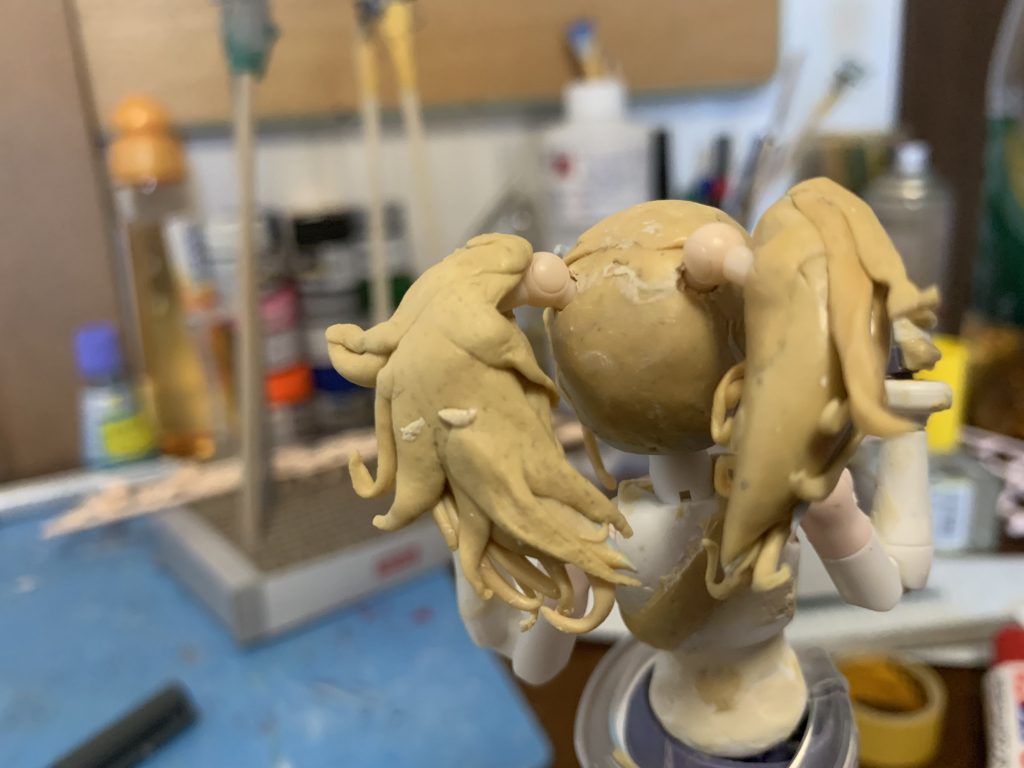 ツインテールを作り…