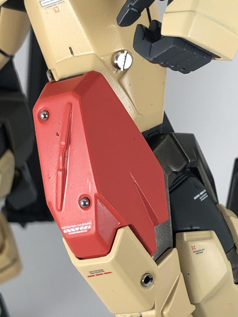 脚部は、キットのマイナスモールドの作りが甘いので、メタルプレートに変更し、膝にメタルノズルを埋め込み、小型スラスターを追加しています。