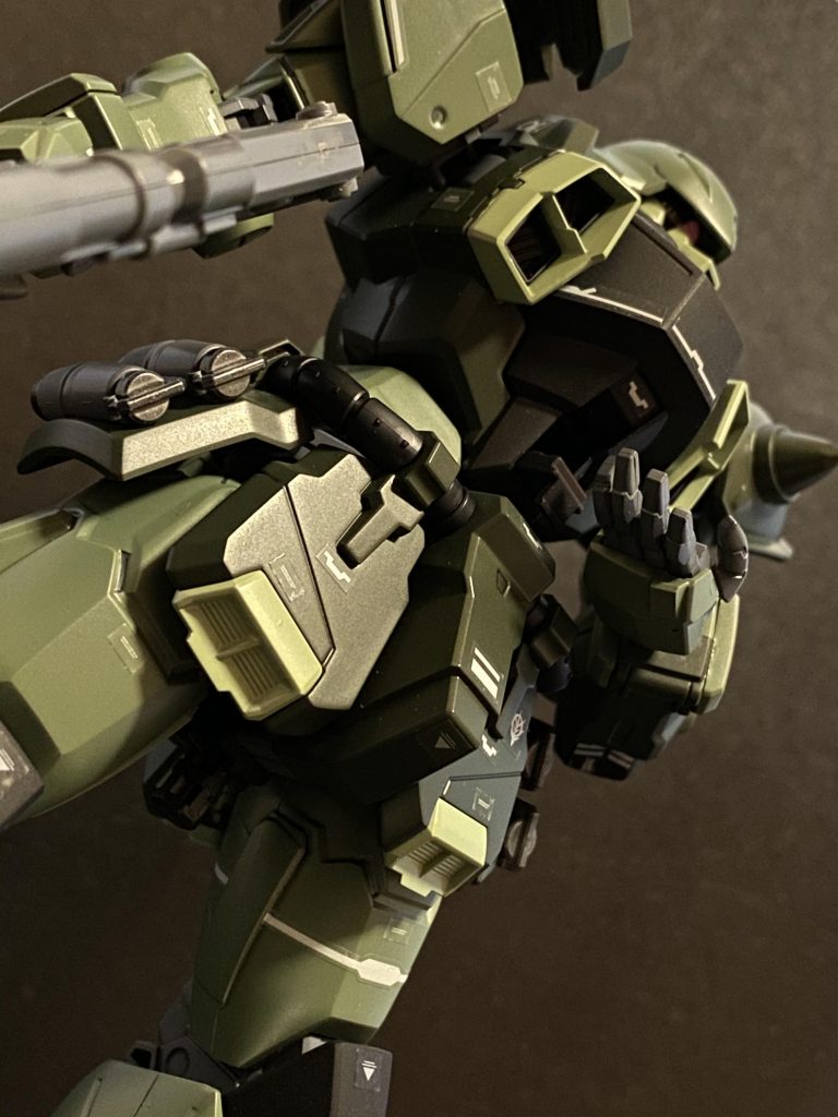 プラモ的には赤いヤツなんで、中には妙にスカートの短い軍服の女性兵士が乗っているよ。