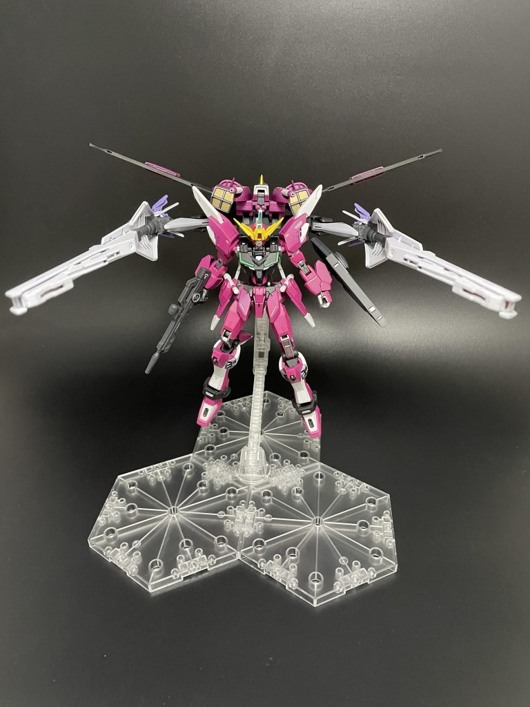 Fミーティアとドッキングし、ジャッジメントガンダムへ。接続は、ユニバースブースターの接続用3ミリ軸をリフターのスタンド用穴に差し込むだけ。