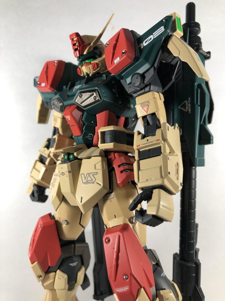 キット付属のガンダムシールは使わず、全て水転写デカールを使い、オリジナルデザインにしています。