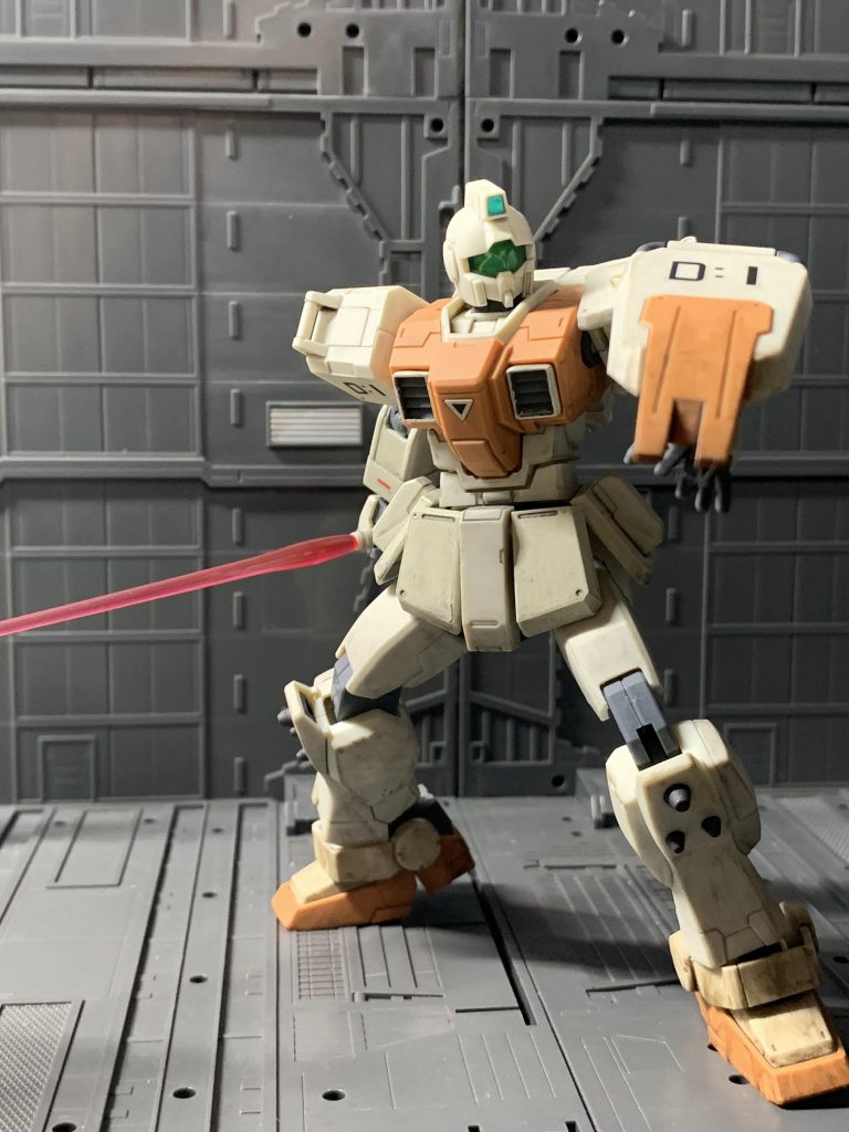 ビームサーベル。写真では先端まで見えませんが、キットそのままから少し短くしております。