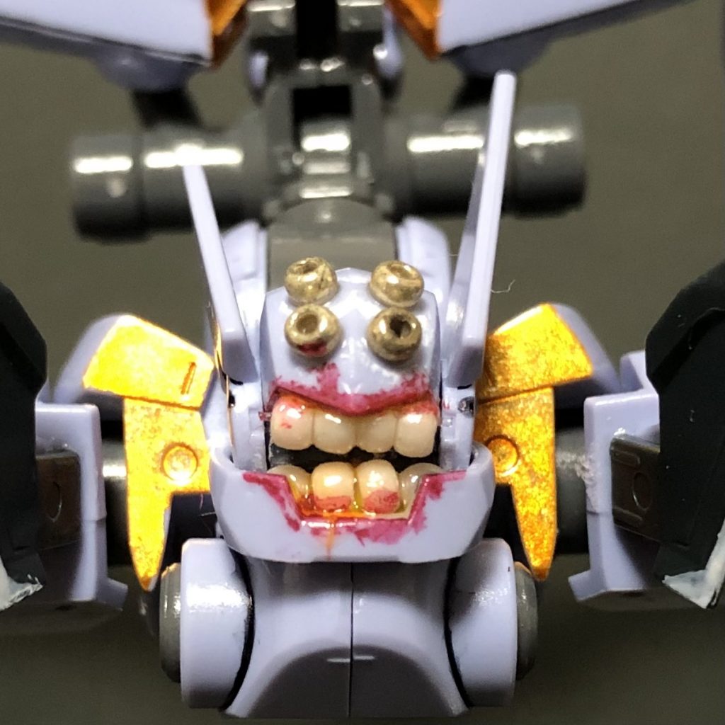 頭部はクリアバイザーを外して、ビーズで作った歯と目玉を装着してます。（キモっ！）