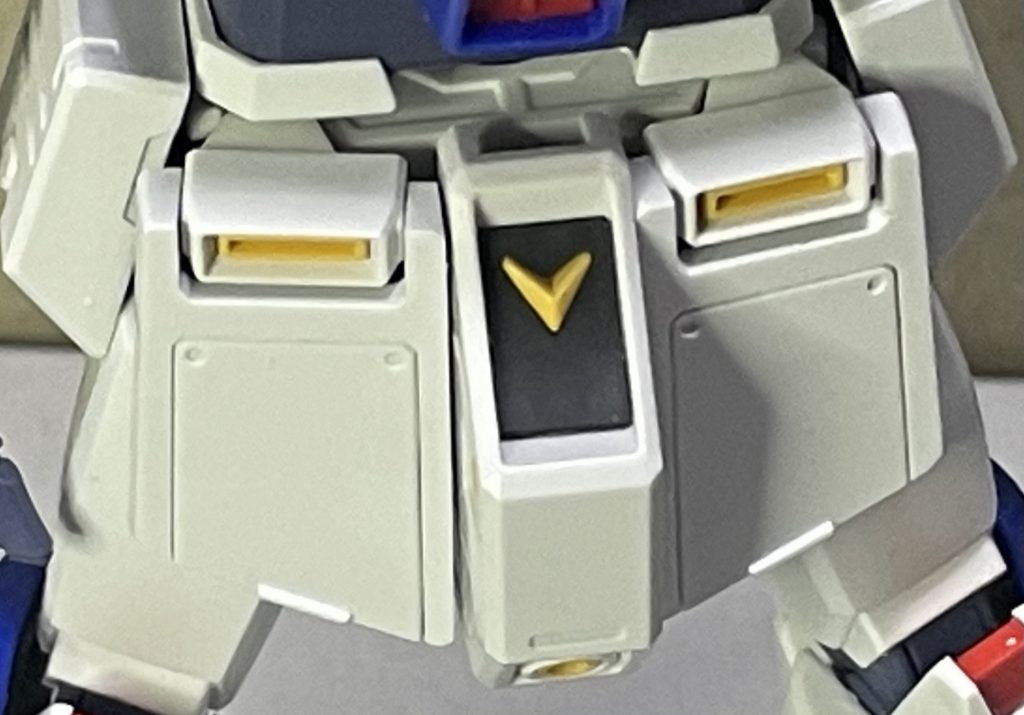 アーマー前面に角度をつけました。なんか真っ平だと、箱ロボ感が否めなくて。