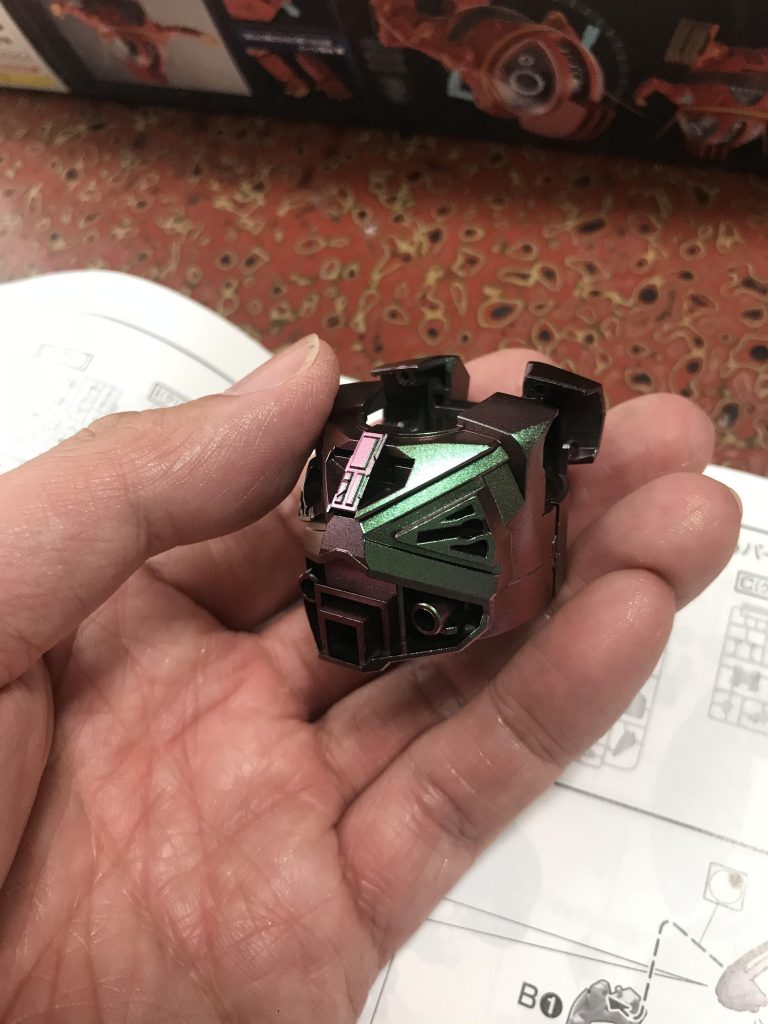 フレームはセリアのミラーパウダーをクリアーに混ぜたヤツを吹き、偏光効果で月光蝶のイメージを再現しました。百円で本家を凌ぐ偏光塗装が楽しめます…皆様、セリアのミラーパウダー買いませう!✌️視線に耐えながら買う価値大いにアリですww