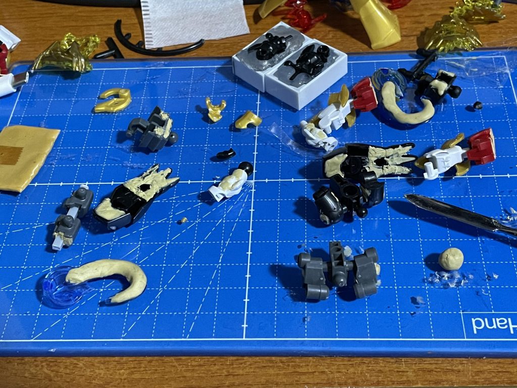 肉抜き穴埋め。一緒に孫尚香ストライクルージュもやってますが、こっちが完成するのはリライズコンの後になりそうです。両脛内側の肉抜き穴埋めは外側をおゆまるで型取りして、左右逆の型を嵌めてエポパテを詰める方法で埋めてます。