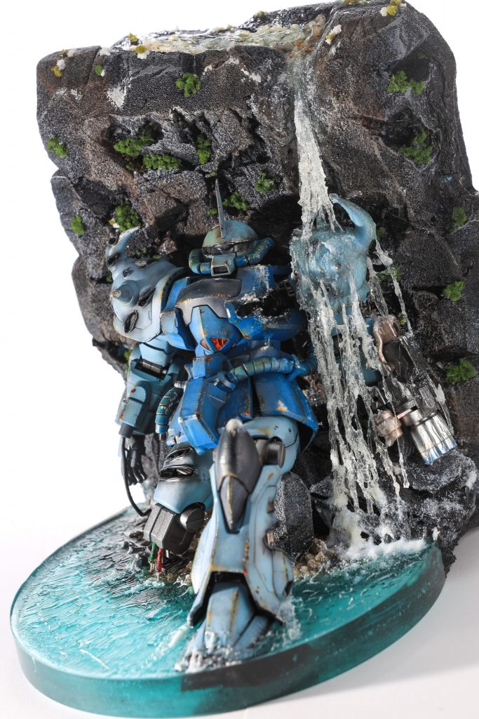 青いスチロール？を適度に切ってアクリル絵の具で塗りました。黒でベタ塗りしグレーでドライブらし、乾燥後にボンド水を使って小さいスポンジの藻を表現