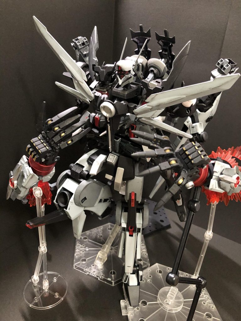 ヴァルムジンクスの兵装量子通信で無線操作できる両腕が武器です。近距離戦では大型GNクローとしてつかいます。スタンドは隠しきれないので諦めました(笑)