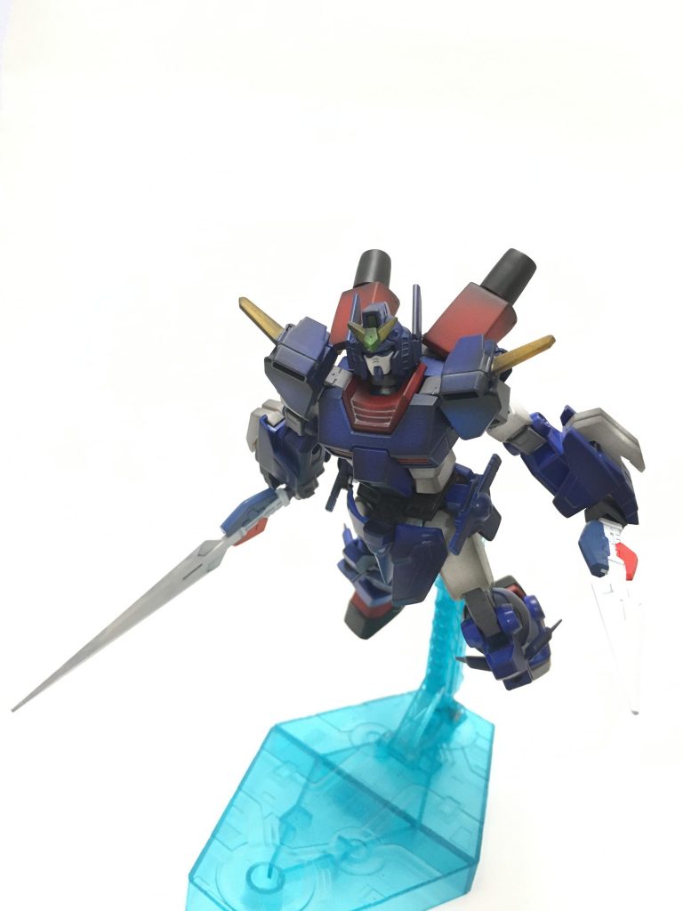 飛びます。ミキシングには、エントリーグレードガンダムをメインに、SDガンダムのゴッドガンダム、30MMの追加武装パーツ、その他ジャンクパーツ等を使用しました。