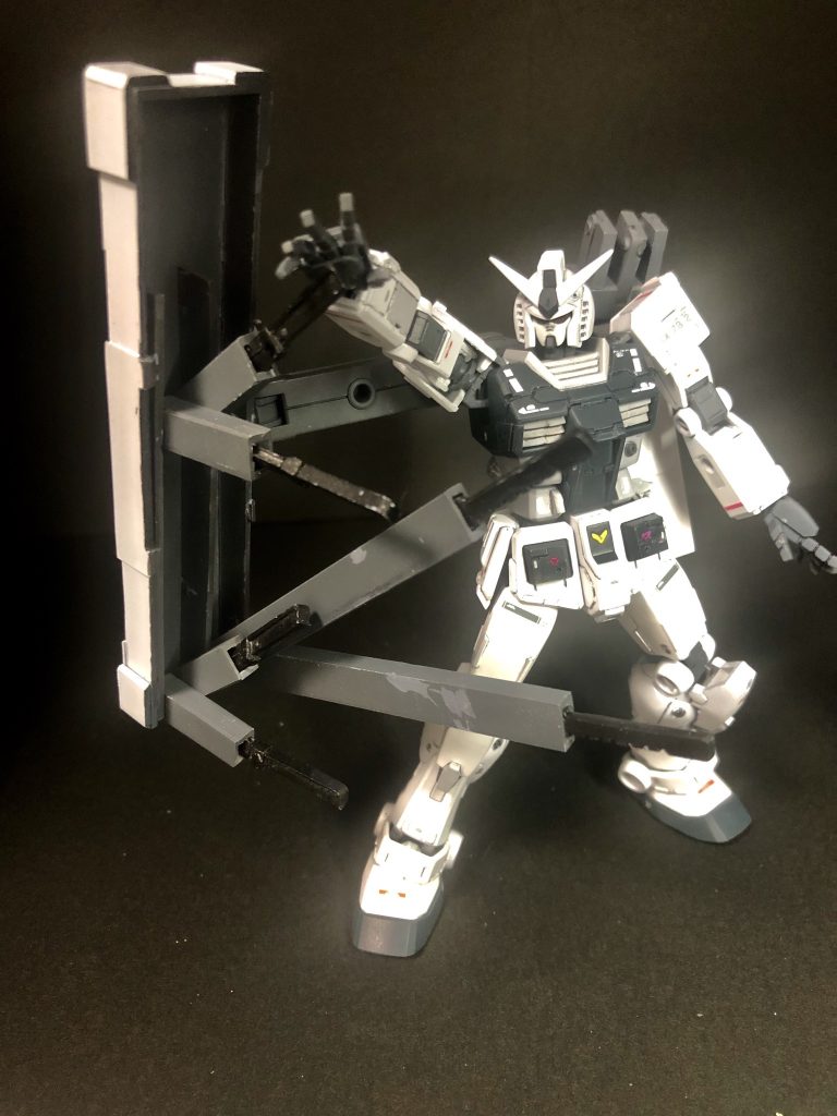 武器の二つ目。右のコンテナにナイフ四本と剣を二本積んでいます。コンテナ自体は全てプラ板工作です。