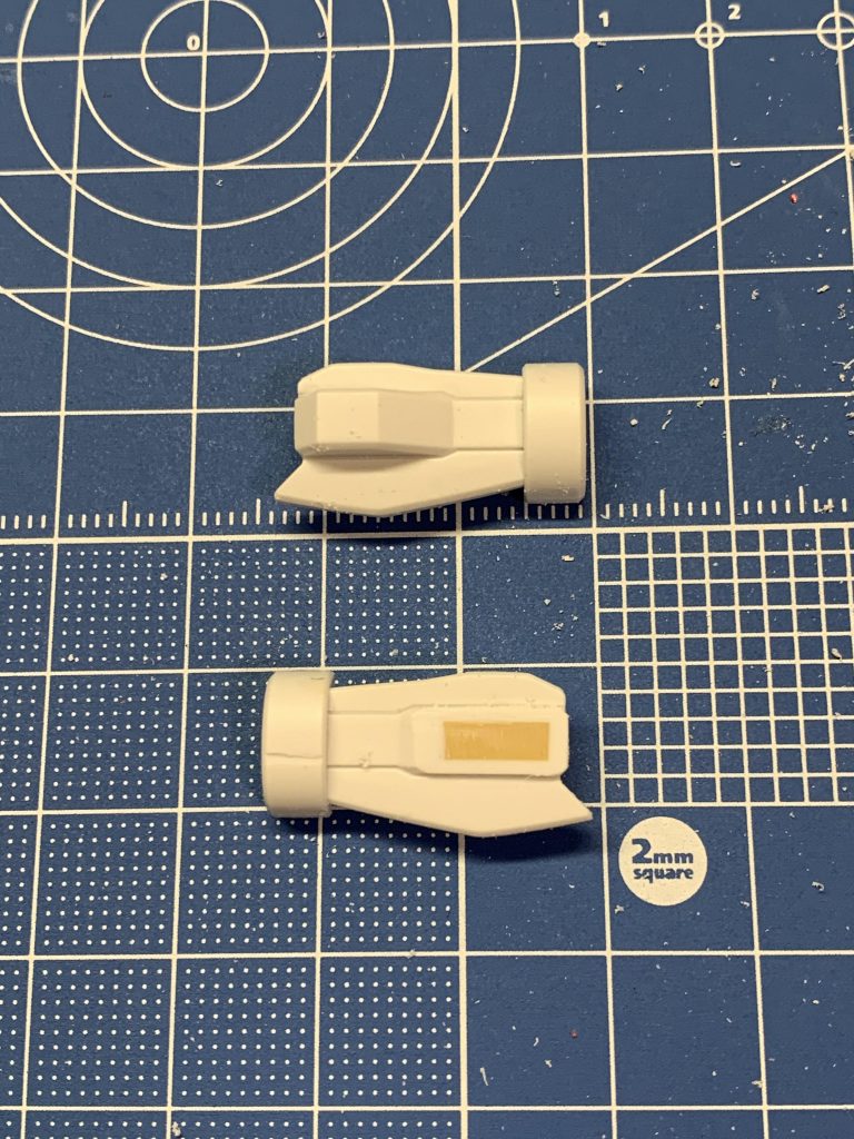 アメストフリのレールガンの転用が決まった際、トランジェントの腕の凸が干渉し脇の開きが酷い事になったので切ってパテで隙間埋めてスッキリさせています。