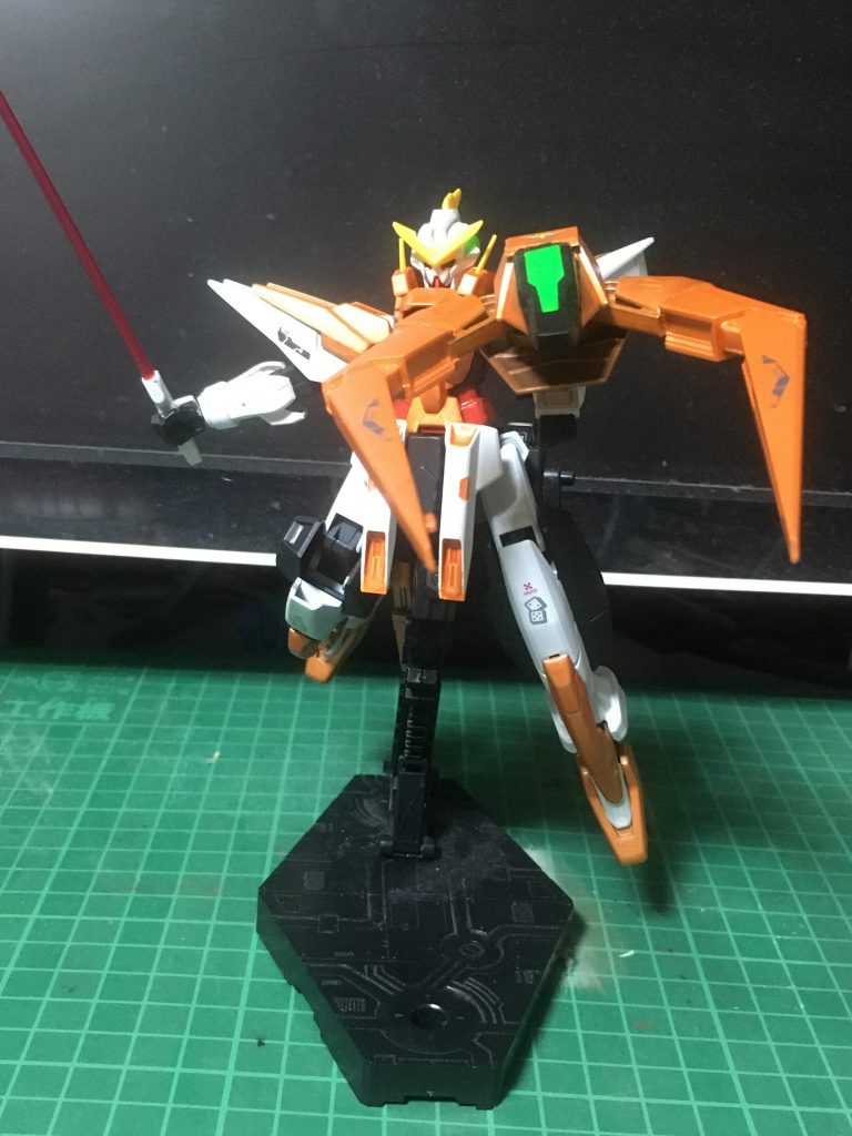 腕部装着のキュリオスモード大型のGNシールドクローとして近接戦武装として戦う姿