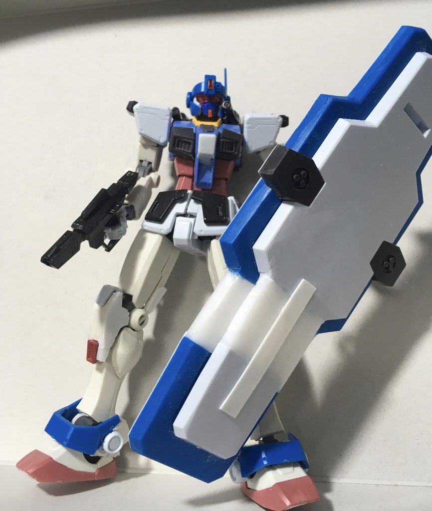 塗装前。膝アーマーの形状もプラ板で変更。ここからは見えませんが、ふくらはぎもプラ板でガードカスタム特有の形状に変えてます