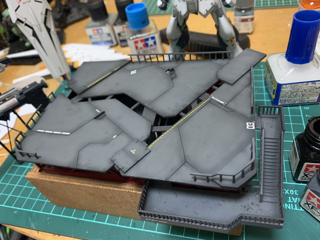 ベース自体はプラ板を切って貼っただけのものと中に百均で買ったリモコンライトを入れてあるのでライトアップができます。