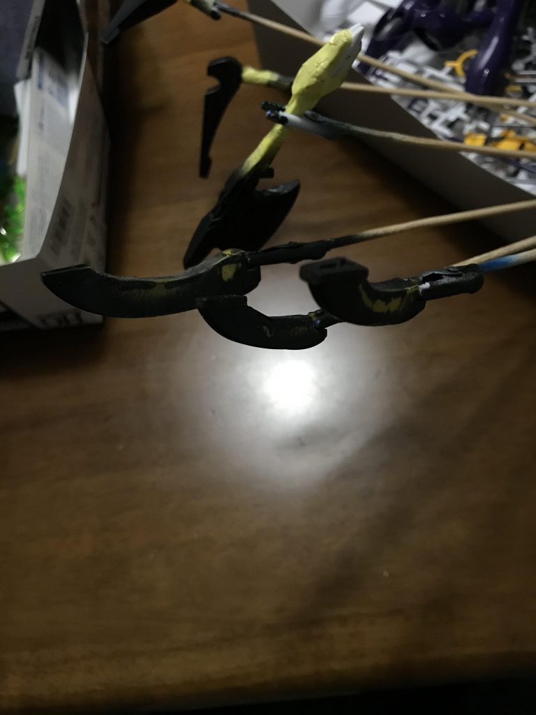 ヤスリで表面処理のあと黒サフ吹いてから缶スプレーでゴールド吹きました。