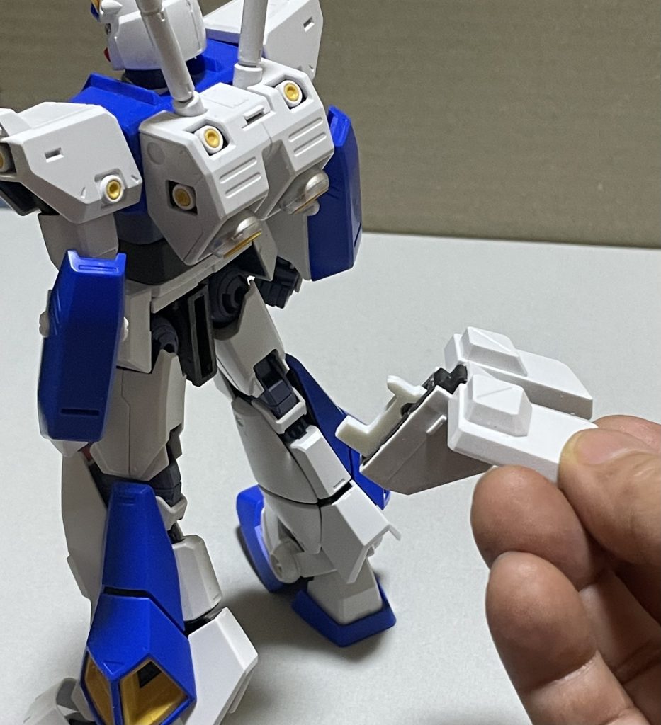 腰パーツのケツ部分をぶった斬ってコンセントみたいに差し込みをつけてあります。コレで3ミリほど、マウントごとアーマーが上にずれるように調整してあります