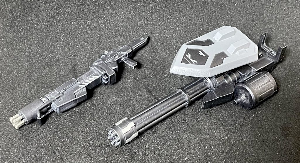 右手のはフルクロスのピーコックスマッシャーを改造したガトリングガンを装備。