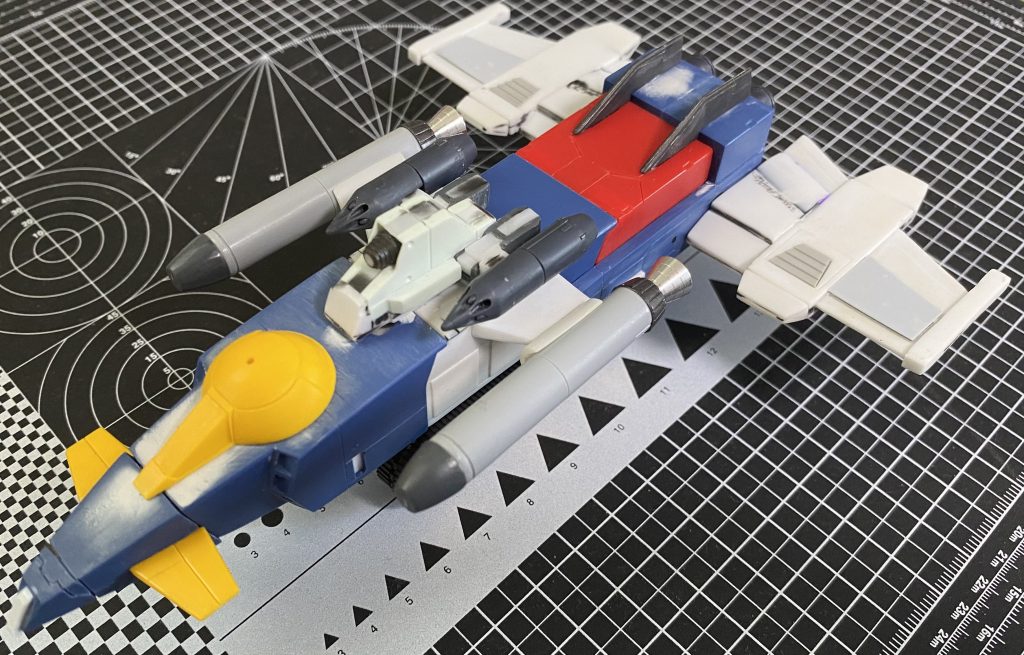 両側部に設置されているバンカーバスターは簡易なジャンクパーツで製作しました。