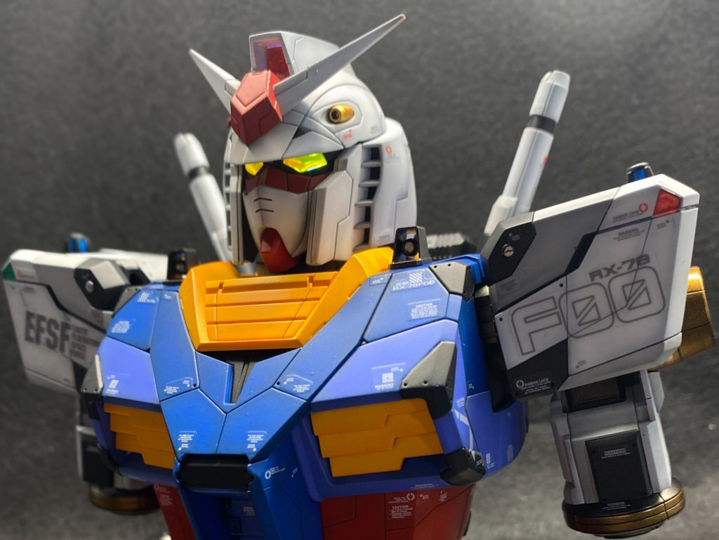 両肩のサイレンが気になったのでちょっといじって塗り分け表示灯はピンをカットして裏からシルバー塗って接着マイナスモールドが無かったので付けました