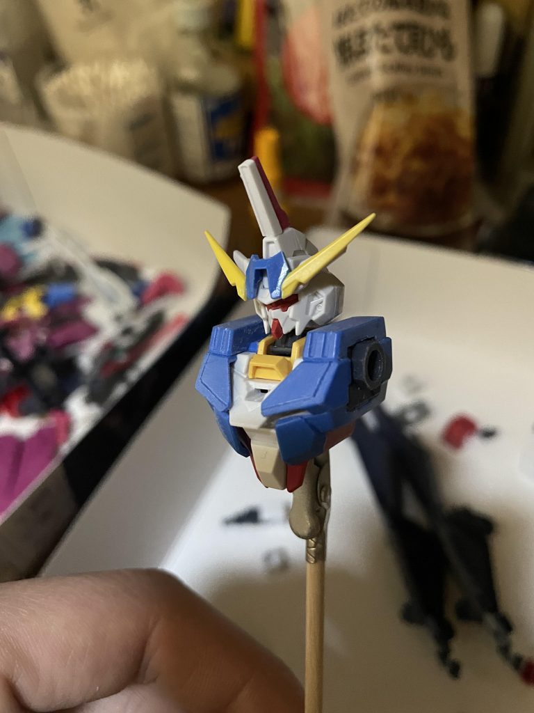 頭部はかなり悩みました。ジャスティスといえば長いトサカセンサー。コアガンそのものはできるだけいじりたくなかったんですが、素の状態でもジャスティスに見えるようにくっつけました。胸の特徴的なグリーンのラインはモールドを掘って再現しています。