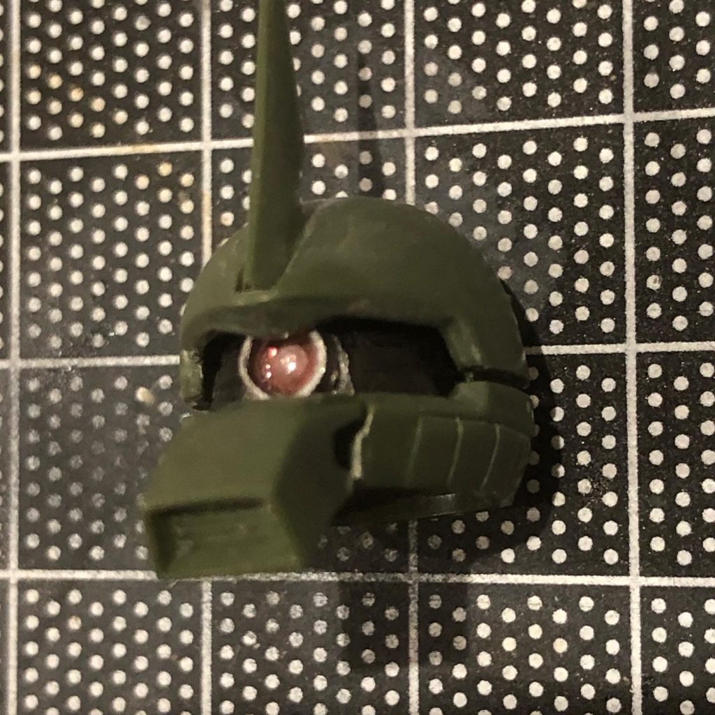 頭部　モノアイは、Hアイズと、フラットバーニアで立体化。裏側からドリルを使って、白いハイライトを表現してみました。が組み立てると、暗くて目立たないので、最終的に塗装しました。